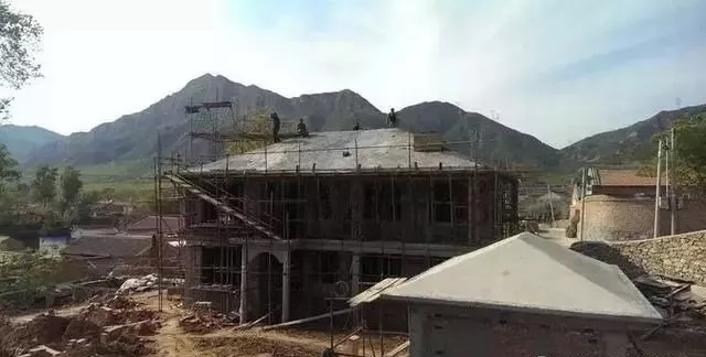 ▼房主拍得有点远,可以看到屋顶的挂瓦施工已经开始了.