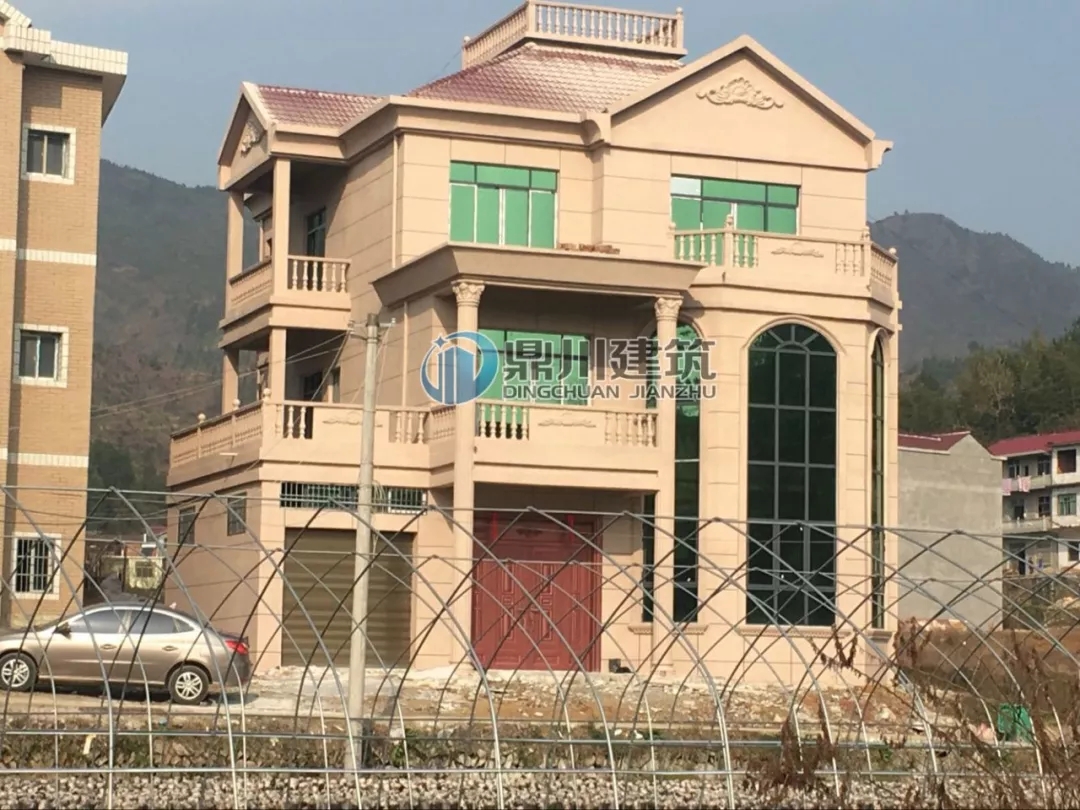 欧式别墅一直是农村自建房的热门户型,其简约大方的风格深受喜爱。细腻润滑的麦牙色搭配清爽纯净的红屋顶,传递出明媚盎然的格调,呈现出富足闲适的生活状态,将家的温暖与坚实完美融合。 今天给大家介绍的这款农村三层别墅,一直销售的非常火爆,建成案例也非常多! 效果图 该款别墅拥有经典的欧式外观,造型结构简练大方,整体配套和谐自然,这种立体感和艺术感给人品味超群的印象。